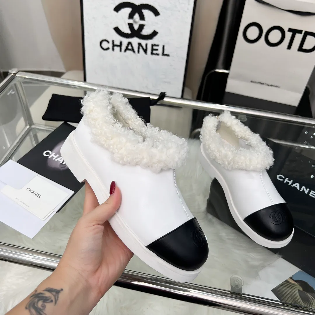 👟👟Ex-factory price 540👟👟 High version of Chanel CHANEL, 🌞🌞🌞Xiaoxiang’s latest 2025 autumn and winter short boots, a must-have item for this autumn and winter season! ! Ms. Chanel loves simple yet irresistible combinations to show her unique style. Mix and match freely to shine⚡Follow Grandma’s fashion steps! ! ! The top-notch craftsmanship and texture are perfectly presented. No matter any details, you can compare them with the counters. The best quality products can be entered and exited from the counters at will! ! ❶Material: imported cowhide/cow suede/wool ❷Lining: sheepskin lining ❸Feet: sheepskin ❹Outsole: original molded sole ❺Heel height: 3cm ❻Number of yards: 35-40 (40 and 41 are customized and non-refundable)
